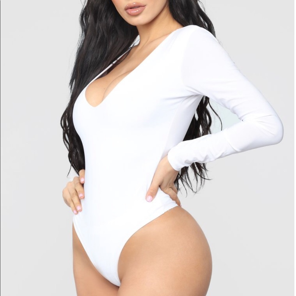FASHION NOVA WHITE V-NECK BODYSUIT